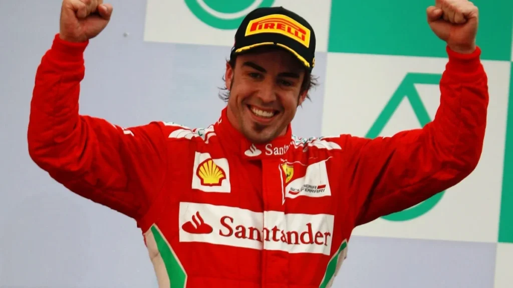 Fernando Alonso celebra en el podio del circuito de Sepang en Malasia