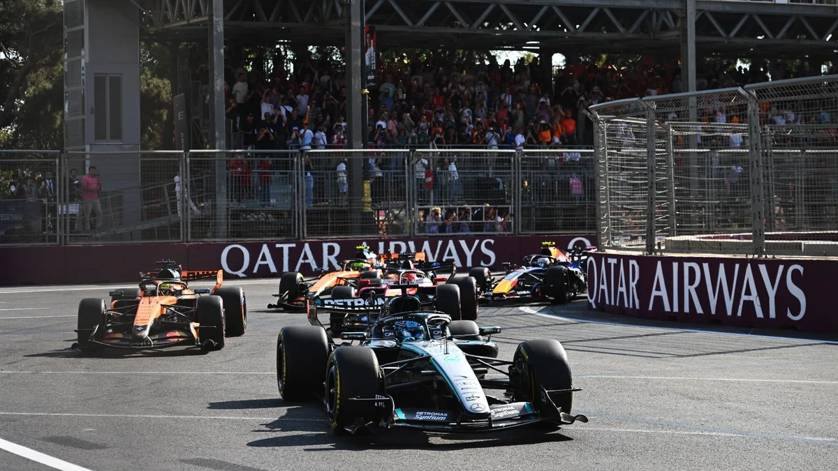 George Russell celebrando la pole position junto a su monoplaza Mercedes de Fórmula 1