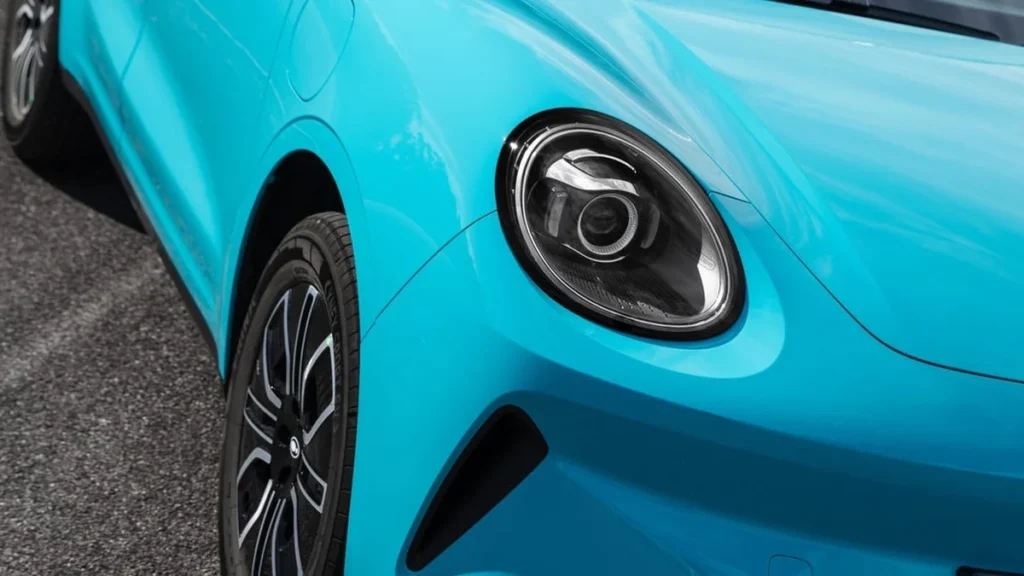Frontal y lateral del nuevo SUV compacto eléctrico GWM Ora 5 en carretera