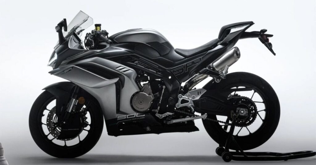 Vista lateral de la nueva CFMoto 500SR deportiva tetracilíndrica expuesta en un estand del salón del motor.