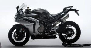 Vista lateral de la nueva CFMoto 500SR deportiva tetracilíndrica expuesta en un estand del salón del motor.