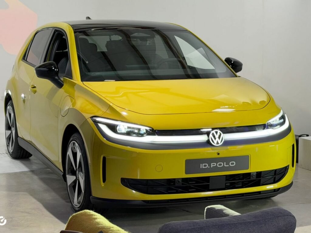 Llantas y carrocería del vehículo sobre el cual los usuarios registran Volkswagen ID Polo pedidos en el concesionario.