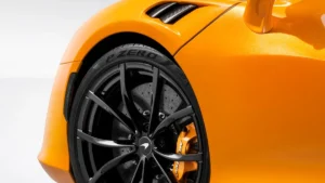 Karim Benzema junto a su nuevo superdeportivo McLaren Artura híbrido enchufable