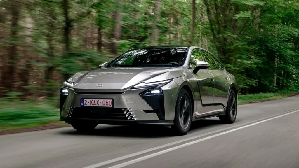 Nueva berlina de lujo Lexus ES 2026 en carretera