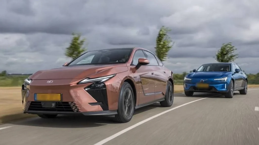Comparativa frontal entre la berlina eléctrica Lexus ES500e y el Volvo ES90 en pista