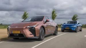 Comparativa frontal entre la berlina eléctrica Lexus ES500e y el Volvo ES90 en pista