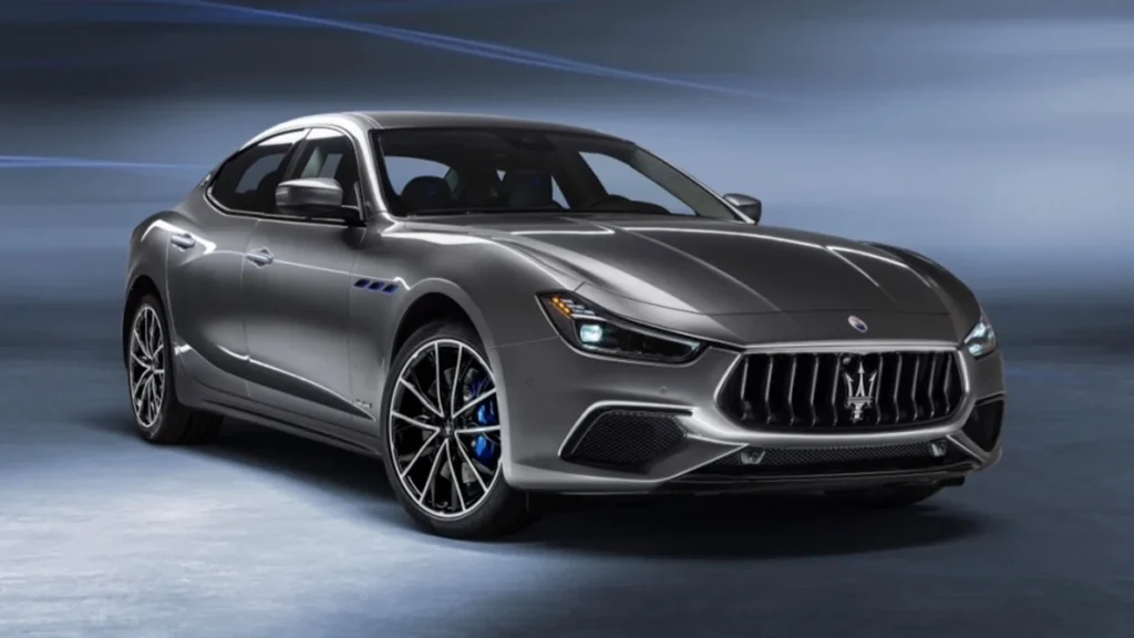 Frontal del deportivo eléctrico Maserati Folgore mostrando la parrilla con el emblema del tridente