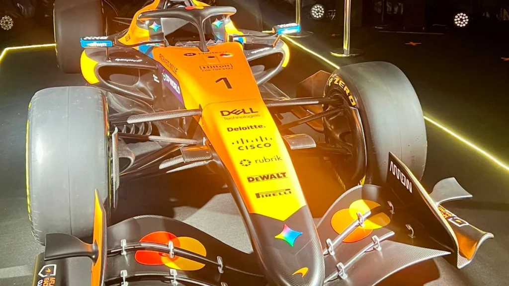 Monoplaza McLaren de Fórmula 1 exhibido en domo interactivo de Scala Shopping