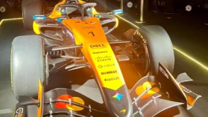 Monoplaza McLaren de Fórmula 1 exhibido en domo interactivo de Scala Shopping
