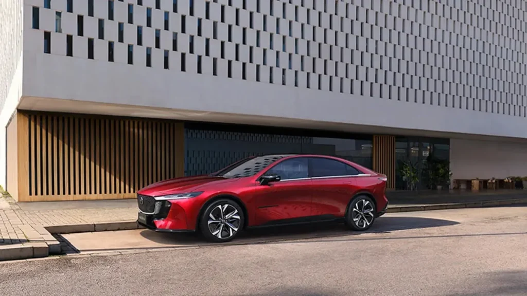 Mazda6e 2027 eléctrico en carretera durante prueba de autonomía