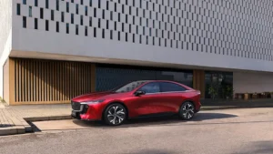 Mazda6e 2027 eléctrico en carretera durante prueba de autonomía