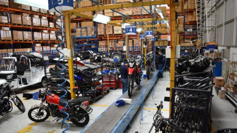 Motocicletas en exhibición en un concesionario de Ecuador
