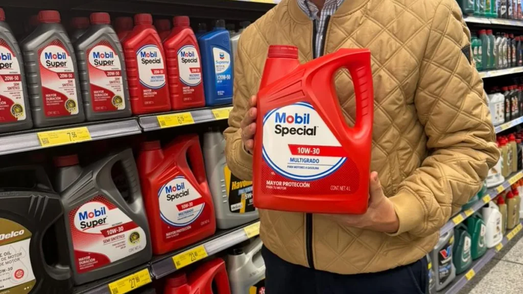 Christian Ayala, director comercial de Terpel Lubricantes Ecuador, sostiene un envase de Mobil Special en un local Megamaxi