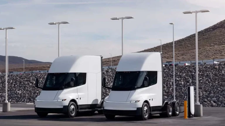 Camión eléctrico de transporte pesado Tesla Semi en estación Megacharger