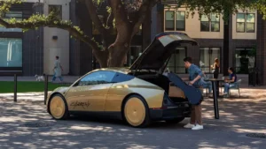 Tesla Cybercab robotaxi biplaza sin volante exhibido ante el público