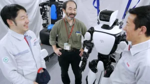 Brazos robóticos ensamblando vehículos en una planta de Toyota