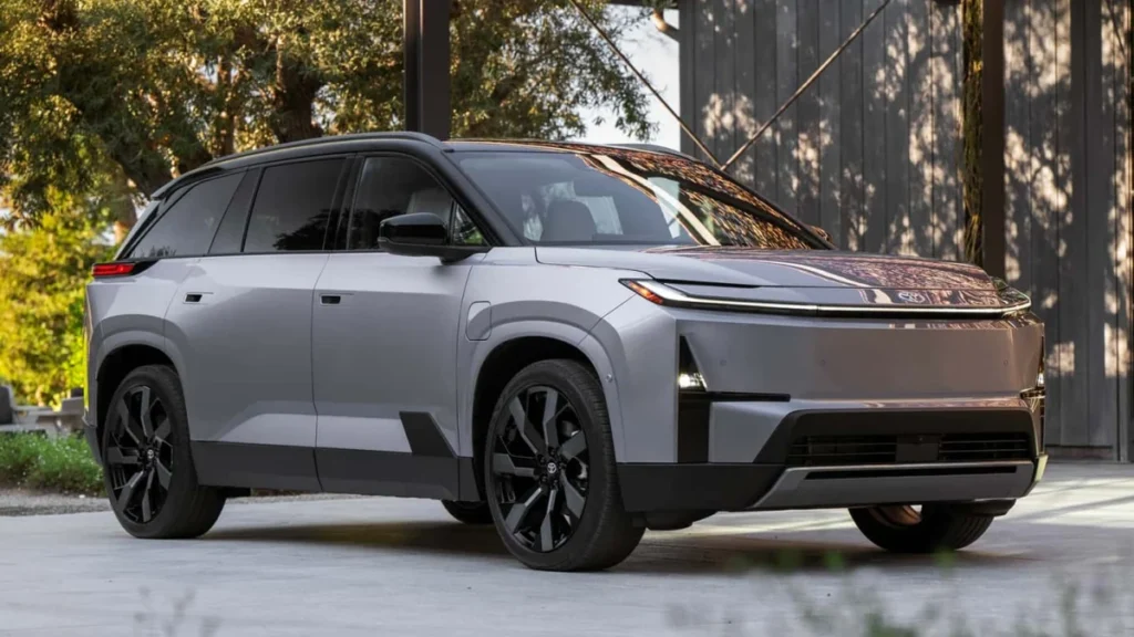 Silueta frontal del nuevo SUV eléctrico Toyota Highlander en pruebas de ingeniería
