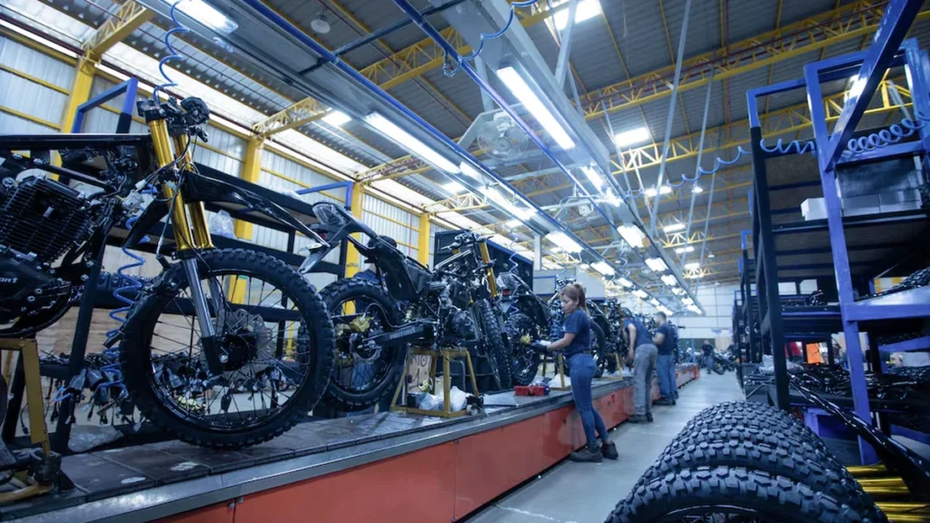 Motocicletas nuevas en sala de exhibición y ensamblaje en Ecuador