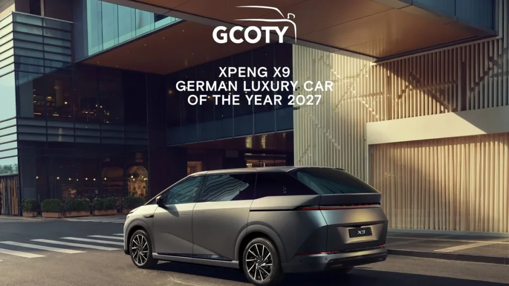 Monovolumen XPENG X9 gris con el rótulo del German Car of the Year 2027