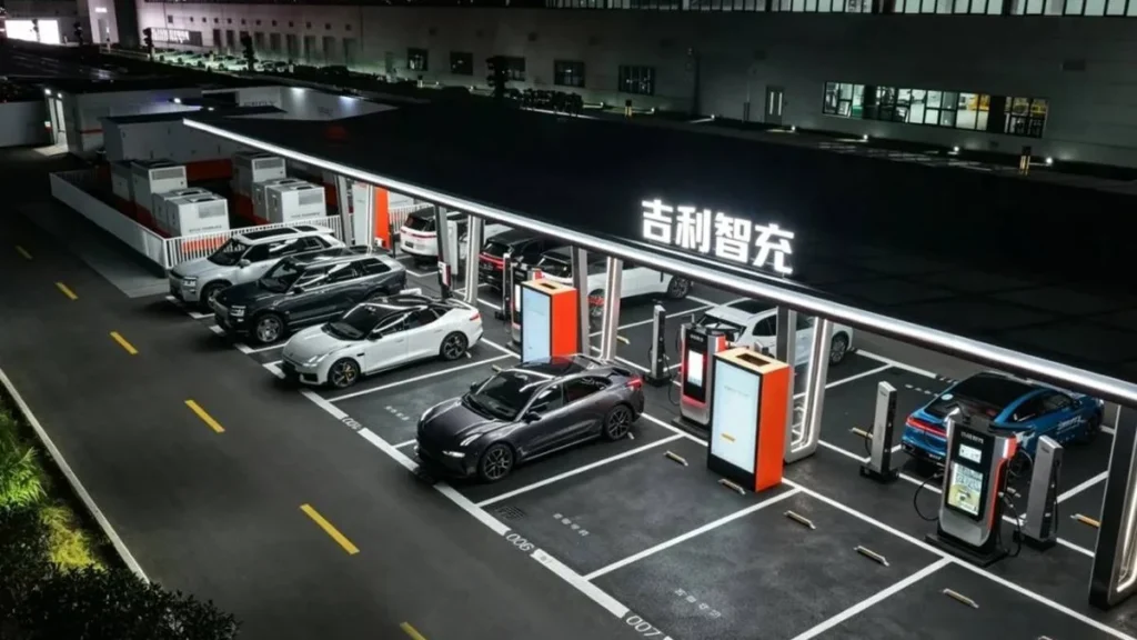 Estación de carga ultrarrápida y coches eléctricos en autopista alemana