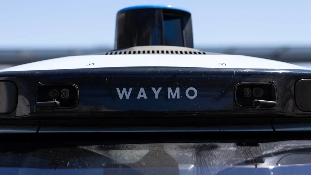 Robotaxi autónomo de Waymo circulando en calles urbanas