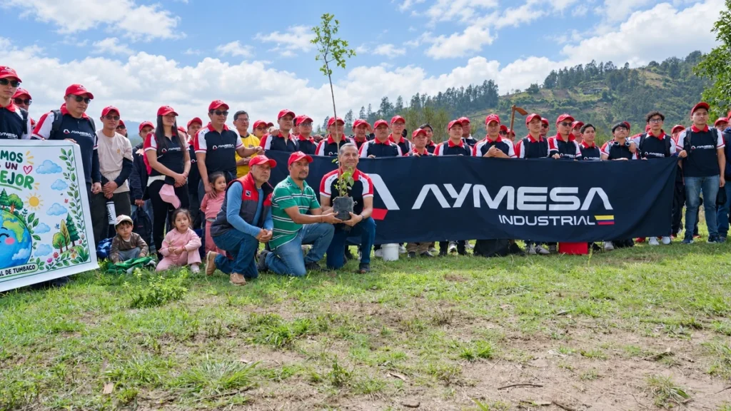 Voluntarios de AYMESA y comuneros durante la jornada de reforestación en el Ilaló