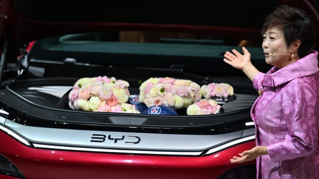 BYD Atto 8 estrena apertura de maletero delantero por toques