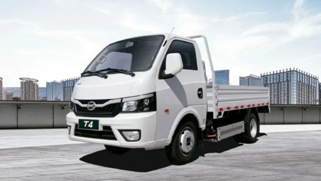 Camión eléctrico BYD T4 de reparto en muelle de carga urbano