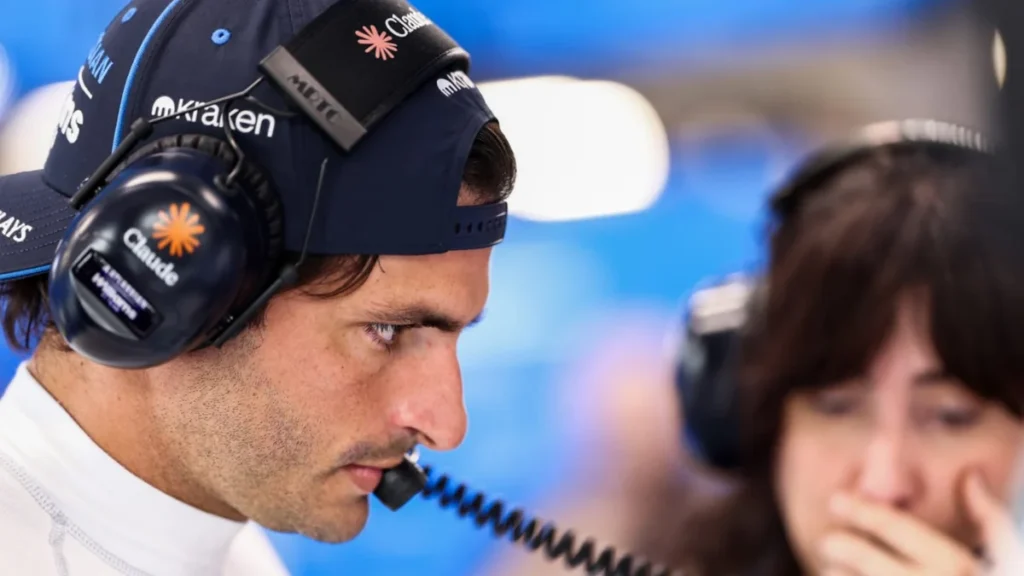 Carlos Sainz gesticulando en el corralito de prensa de Marina Bay