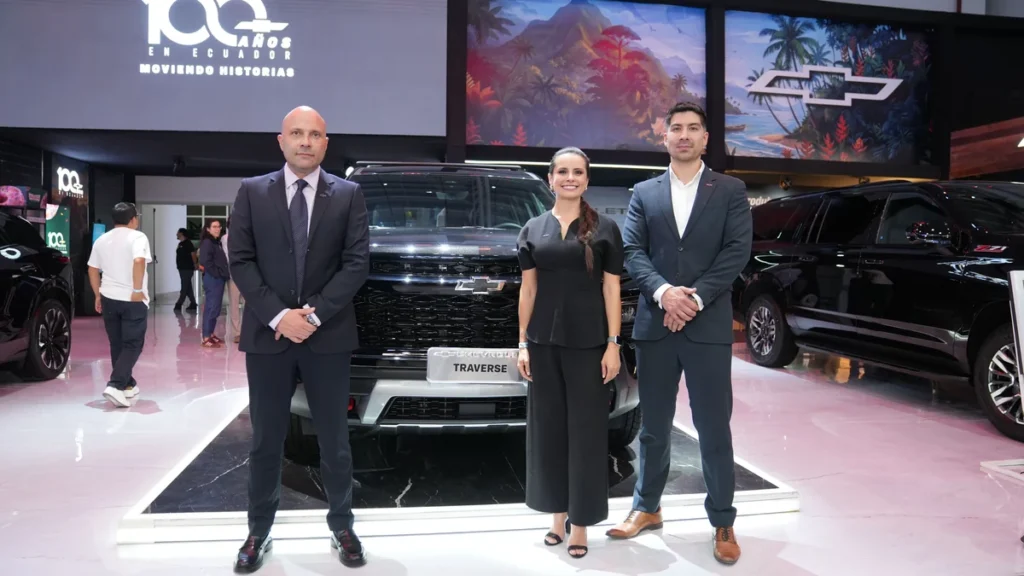 Directivos de General Motors celebrando el centenario de Chevrolet en Ecuador