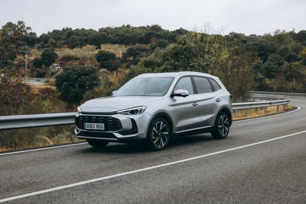 Los 10 coches más vendidos en España en 2026: el Seat Ibiza y el MG ZS aprietan el podio frente al Dacia Sandero
