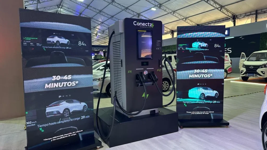Punto de recarga rápida de la red CONECTZ para vehículos eléctricos