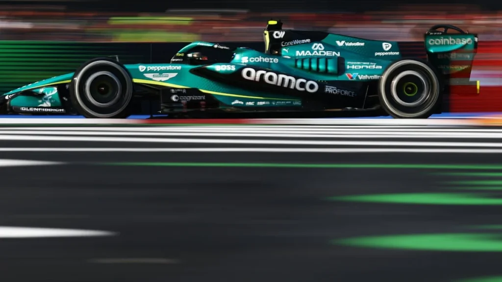 Fernando Alonso en el box de Aston Martin F1 en el GP de México
