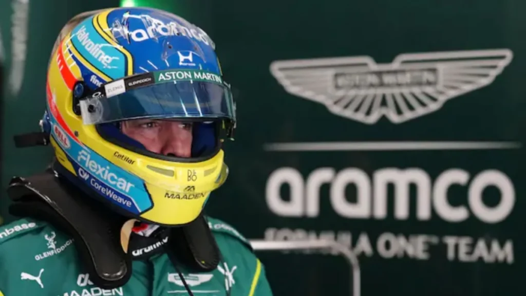 Fernando Alonso con gesto serio en el box de Aston Martin en Singapur