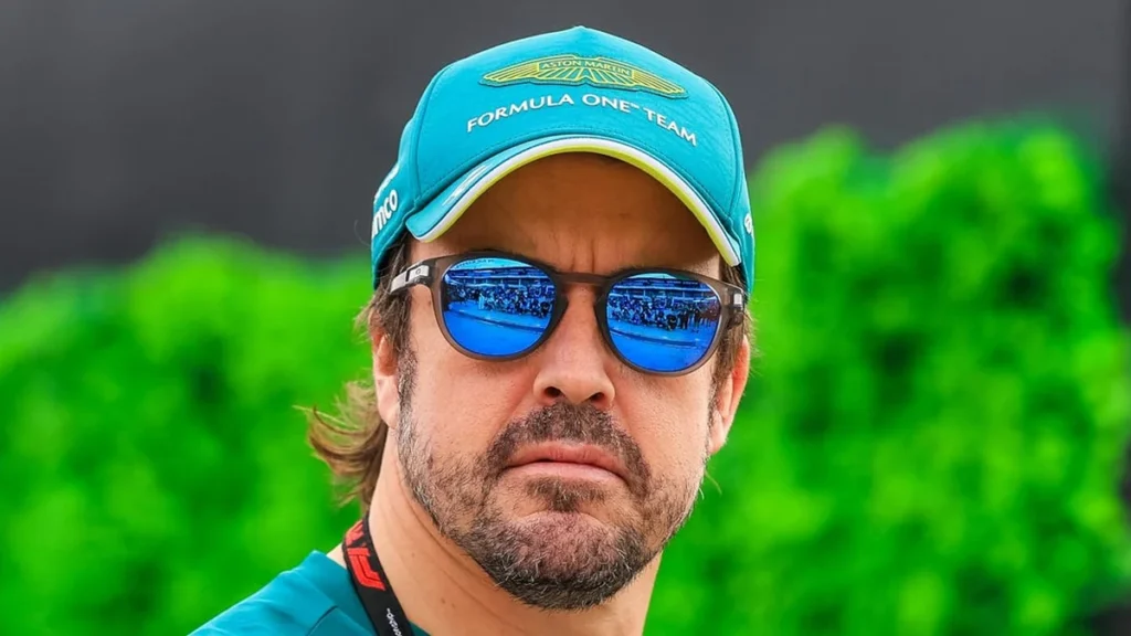 Fernando Alonso en el habitáculo del Aston Martin de Fórmula 1