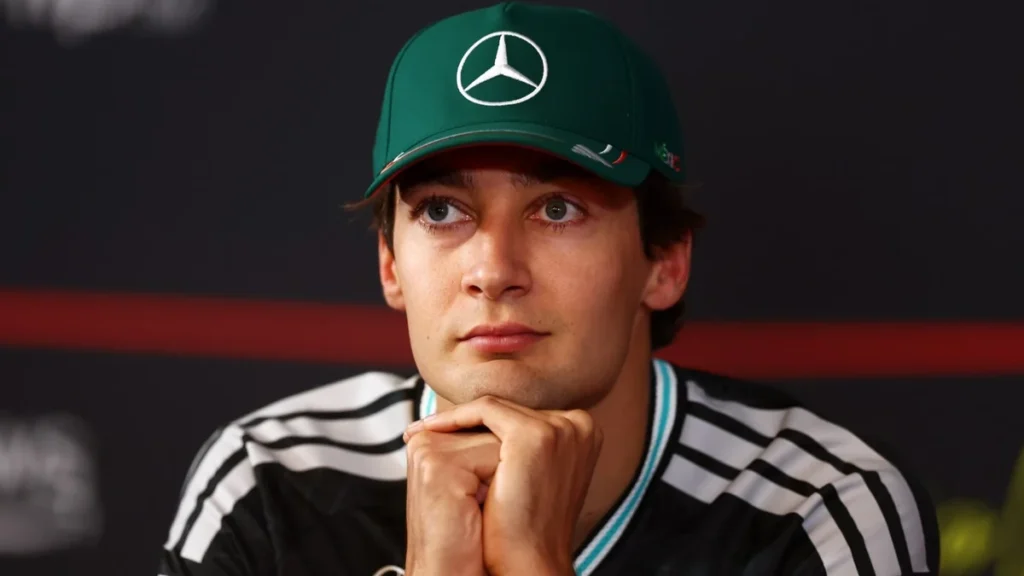 George Russell pensativo en el box de Mercedes-AMG F1