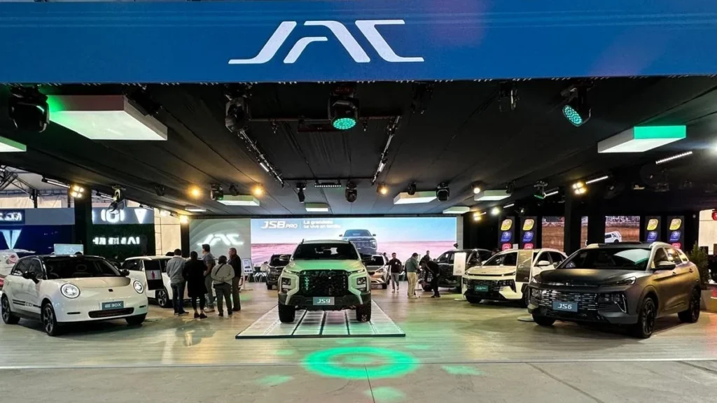 Nuevo SUV JAC JS9 presentado por JAC Azul en Automundo 2026