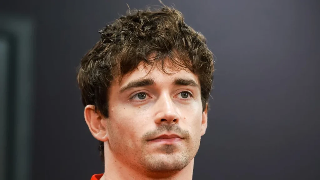 Charles Leclerc cabizbajo en el box de Ferrari junto a ingenieros del equipo