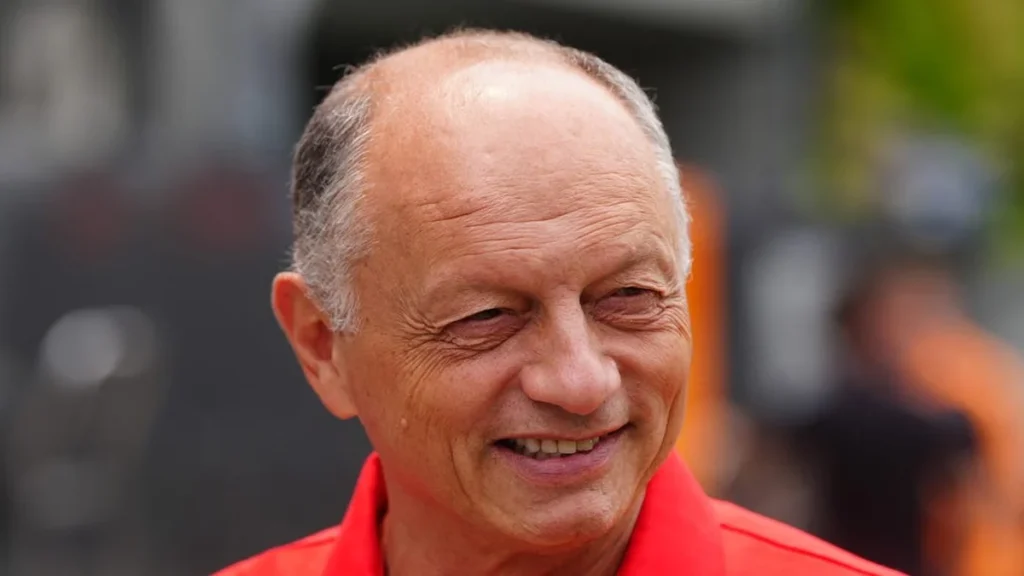 Lewis Hamilton y Fred Vasseur en el garaje de Ferrari en el GP de Singapur