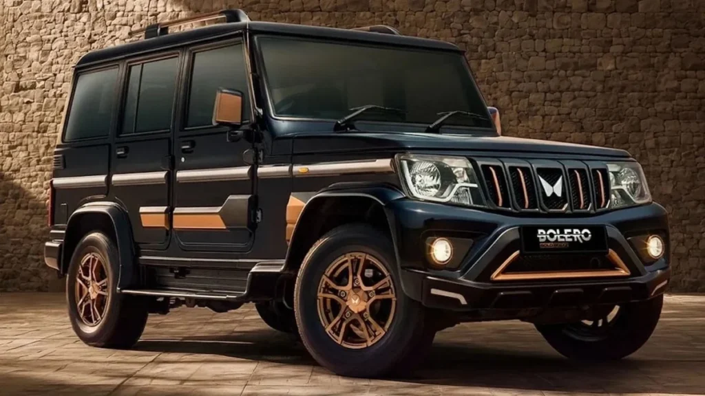 Mahindra Bolero todoterreno cuadrado sobre camino rural de tierra