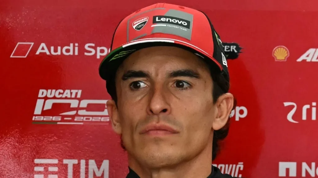 Marc Márquez inclinando su moto en el circuito de Sepang