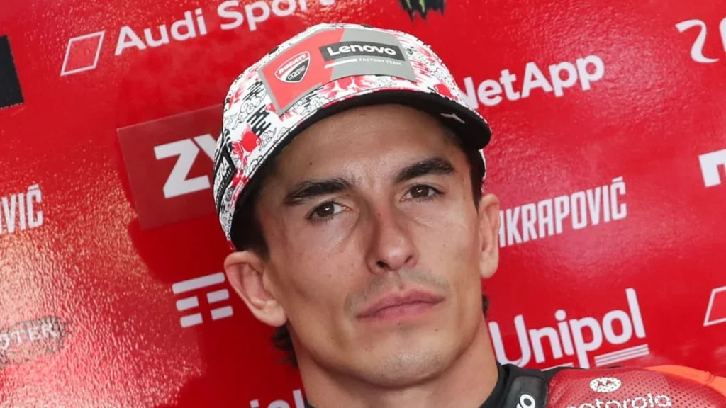 Marc Márquez inclinando su Ducati Desmosedici en el trazado de Mandalika