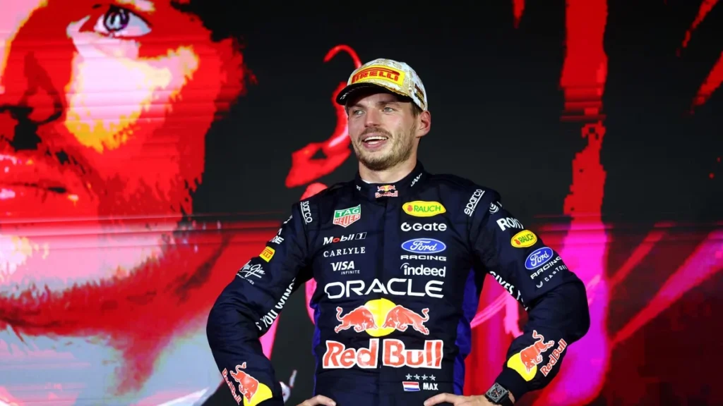 Max Verstappen celebrando con el monoplaza de Red Bull Racing en Singapur