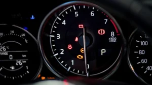 Iconos luminosos de alerta y temperatura encendidos en el cuadro de instrumentos