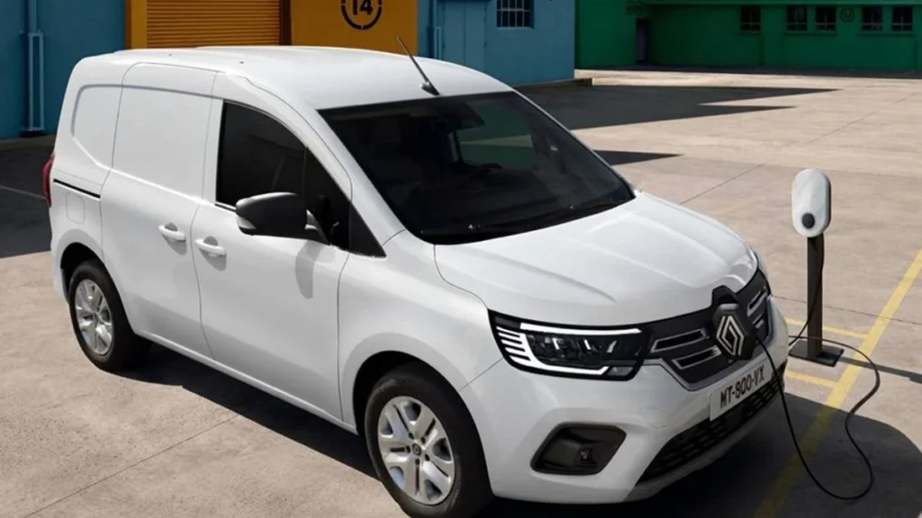 Nueva Renault Kangoo E-Tech eléctrica 2026 conectada a punto de recarga