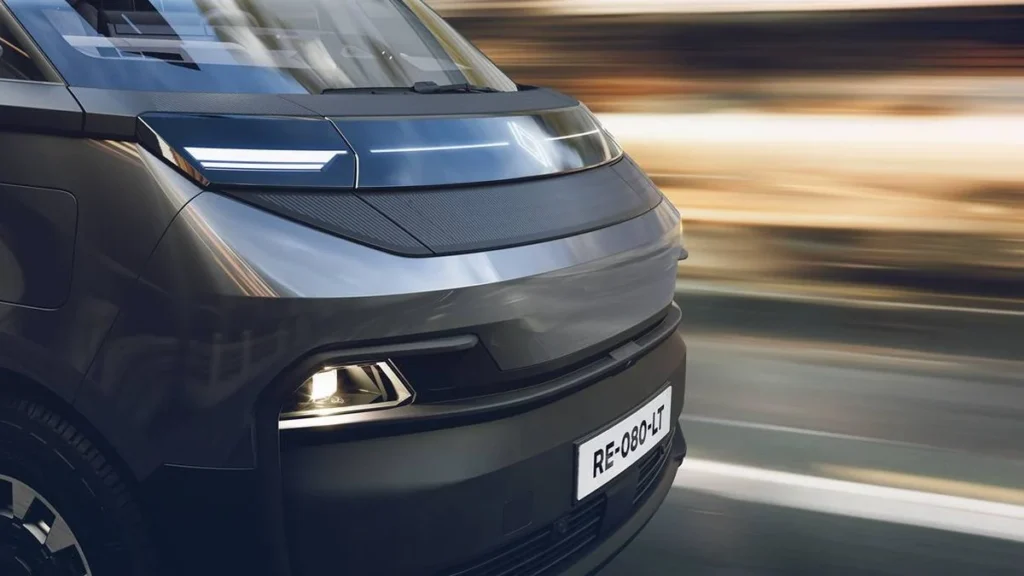 Nueva furgoneta comercial eléctrica Renault Trafic E-Tech en vista exterior