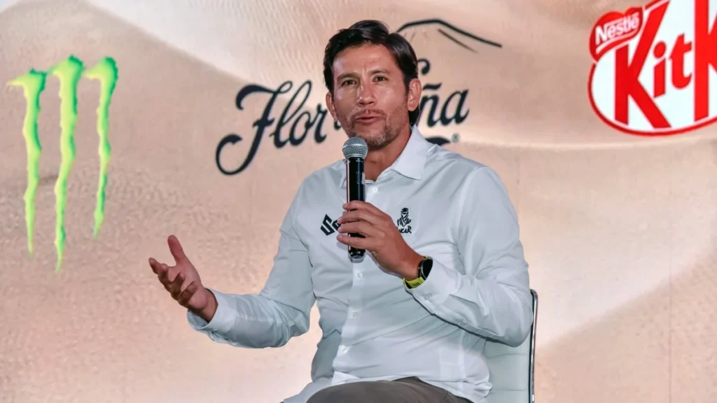 Sebastián Guayasamín en la presentación de su libro autobiográfico Dakar Legend