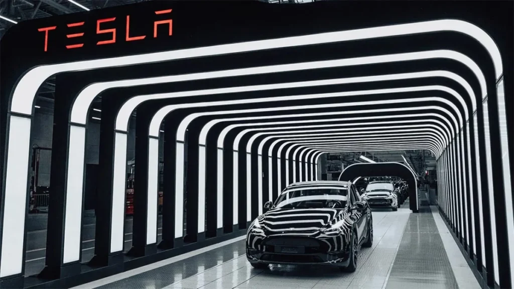 Fila de vehículos Tesla Model 3 y Model Y en la Gigafactoría de Shanghái
