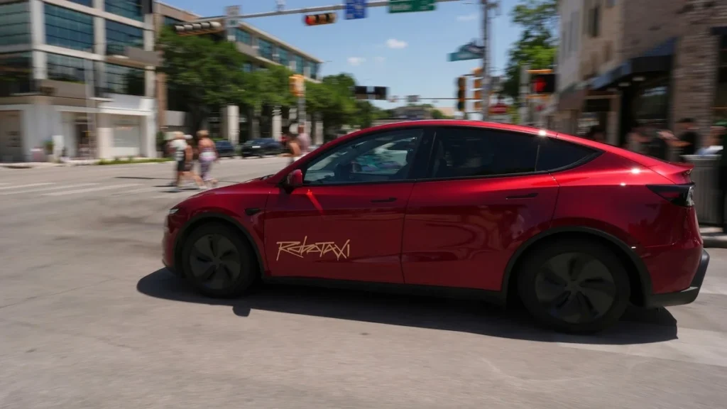 Prototipo del vehículo autónomo Tesla Cybercab sin volante ni pedales