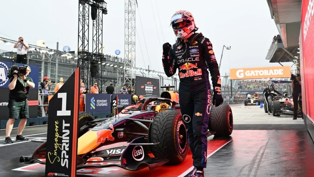 Max Verstappen celebrando con su monoplaza Red Bull bajo los focos de Marina Bay